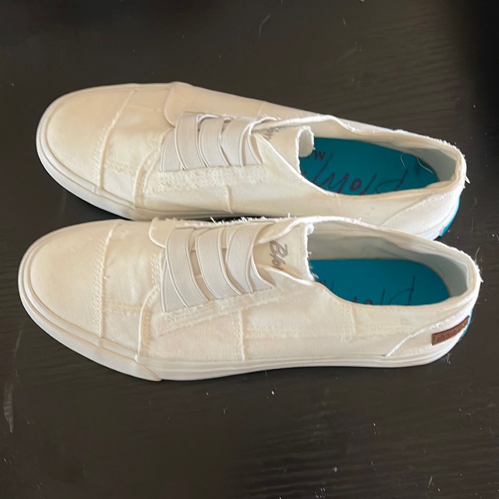 Size 10 white/cream blowfish